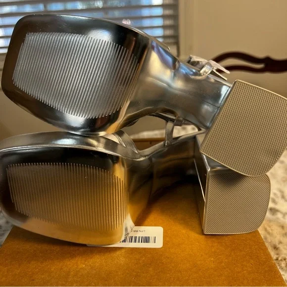 New Silver Steve Madden Platform Cross-Strap Sandals, Crazy Heels, sz 6 - Picture 14 of 14
